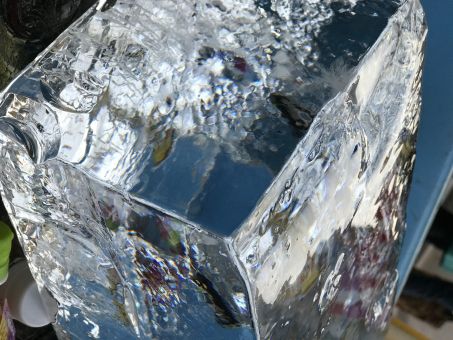 なぜ氷は空気中よりも水中の方が溶けやすいのか