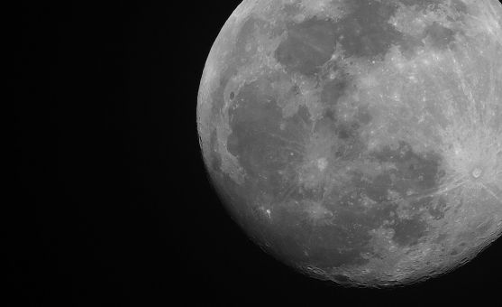上弦の月と下弦の月の違いと見分け方とは どんな形の月をしている