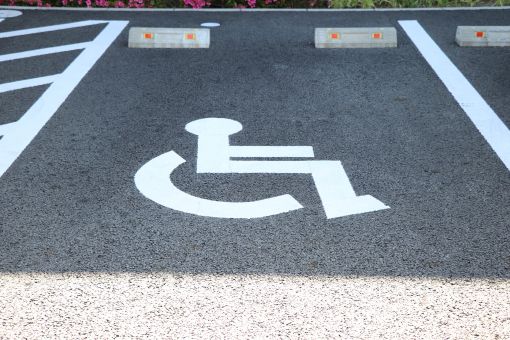 駐車場の車椅子マークの意味とは 駐車しても良いのはどんな人